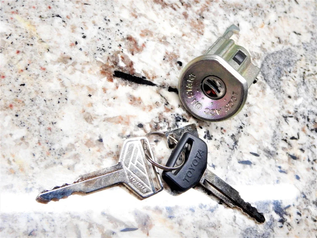 NOS OEM TOYOTA Ignition Lock Cylinder  HJ60V HJ60RV HJ60RG HJ61V Hj61RV HJ61LG FJ62V FJ62RV FJ62RG 10/87 -1990  Part #  69057-90A06