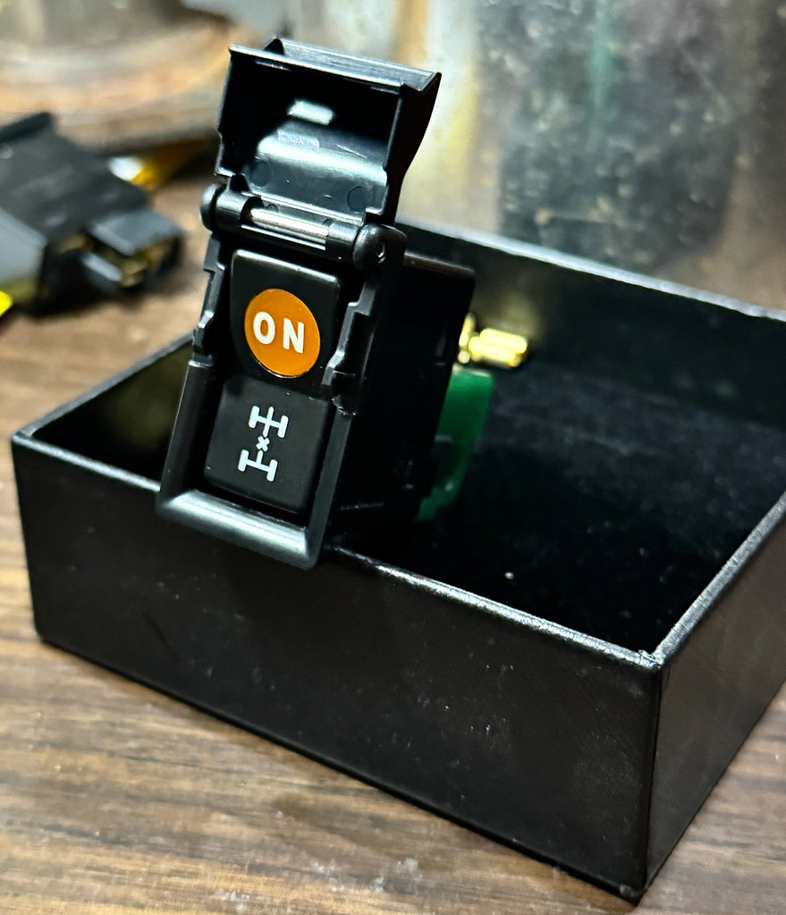 OEM Illuminated Lock / Unlock Differential Locker Switch BJ61 HJ61  FJ62 FJ80 FZJ80 HJ80 HJ81 HDJ80 HDJ81 Series