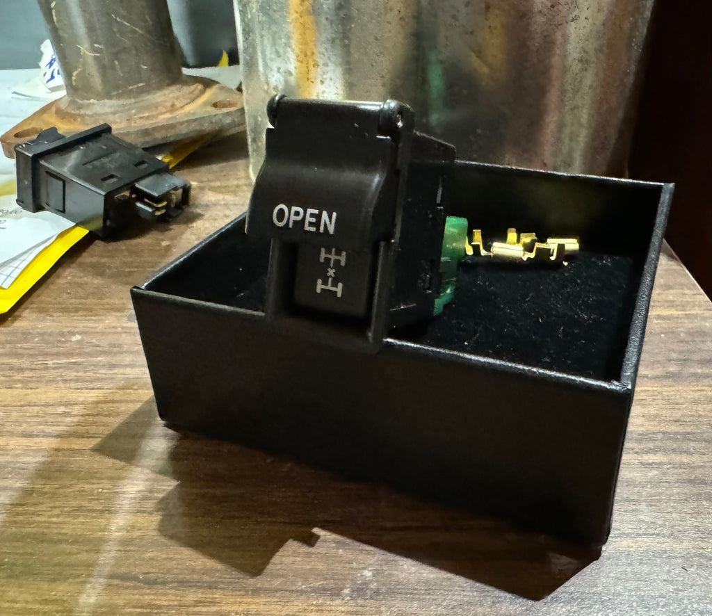 OEM Illuminated Lock / Unlock Differential Locker Switch BJ61 HJ61  FJ62 FJ80 FZJ80 HJ80 HJ81 HDJ80 HDJ81 Series