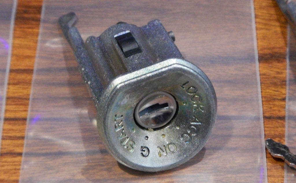 NOS  69057-90A11  ( HAS GLOW ) DIESEL GLOW Ignition Lock Cylinder OEM TOYOTA PART HJ60 HJ61  HJ62  FJ60 BJ60 HJ60 ( YES HAS  GLOW  !  )  Fits 1980-1990